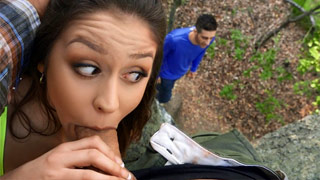 Catalina Ossa cogiendo en un árbol termina con la cara lefada