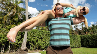 La chiquita rubia Anastasia Knight está pasando el rato junto a la alberca