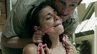 Gina Valentina perdida en el bosque acaba cogiendo forzada con un pervertido