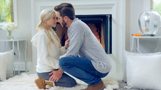 Cogiendo junto a la estufa en un día frío de invierno. Piper Perri