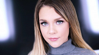 Gabbie Carter se echa una paja impresionante con sus chichotas gigantes