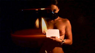Escena íntima en solitario con mascarilla. Anastasia Brokelyn