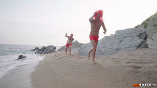 Katrina Moreno cogida por los cutre vigilantes de la playa