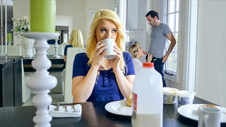 Las rubias de la familia comparten verga. Darcie Belle & Maxim Law