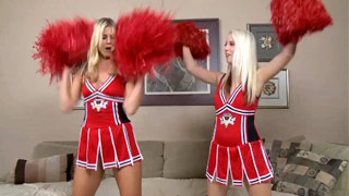 Hermosas porristas rubias se la pasan bien. Scarlet Red y Darcie Belle