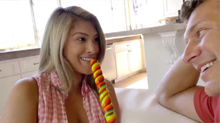 La latina del helado termina facializada. Stephanie West