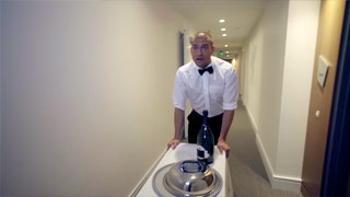 Esposa latina se enoja con el marido y se echa un palomazo con el botones del hotel