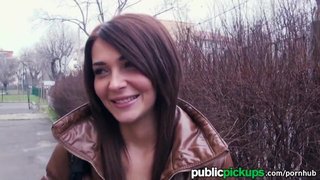 Chava guapa me la chupa en la calle. Alexis Brill