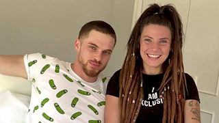 Pareja de vatos se citan en el Instagram para echar pasión. Indica Flower