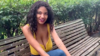 Tina Fire tiene 20 años y saca sus 20 kilos de chichis en la calle