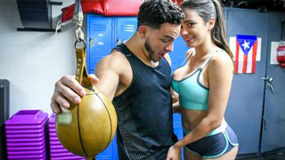 Viendo a mi vieja echar pasión con nuestro coach del gym. Ashly Anderson