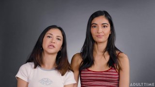 Jane Wilde y Emily Willis juntan sus cuerpos bonitos