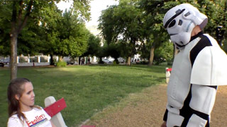 Jovencita inocente en un parque cree que los Soldados Imperiales existen