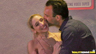 Después de coquetear con todos en el club, excepto con él