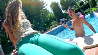 Echando pasión dentro de la alberca y en una hamaca. Africa de Irujo, ¿qué tal?