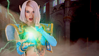 Una sacerdote de las sombras elfo de sangre te mira fijamente y te controla