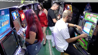 Latina caliente en el casino. Kourney Love