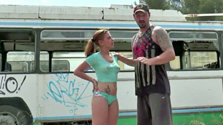 Yarisa Durán cogiendo en un camión abandonado