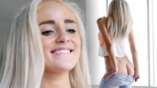 Preciosa adolescente echando pasión sensual. Naomi Woods