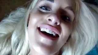 Chava adolescente hermosa coge perversamente. Naomi Woods