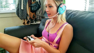 Chava gamer guapísima descansa de jugar chupando verga