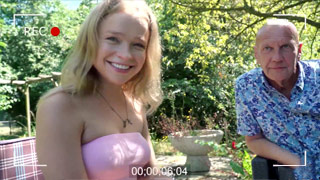 ¿Historia de amor entre una guapa adolescente y un viejo romántico? Alexa Flexy