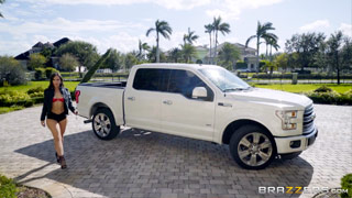 Kelsi Monroe va a la casa del director para convencerlo en su decisión