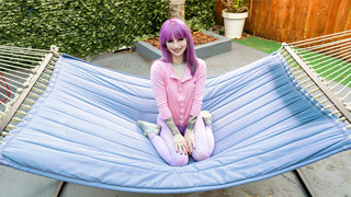 Ninfómana de pelo morado cogiendo con muchas ganas. Valerie Steele