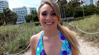 La primera cogida anal de AJ Applegate después de quitarse el bikini