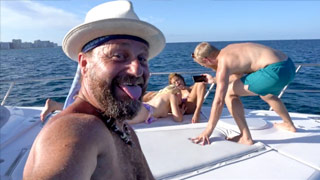 Echando pasión con dos chiquitas nuevas en nuestro barco. Destiny Cruz y Nikki Sweet