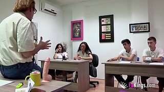 Alba Colegiala aprendiendo inglés en la escuela de FAKings