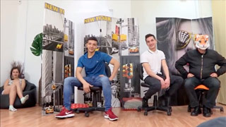 Alba Colegiala regresa al porno con tres vergas novatas