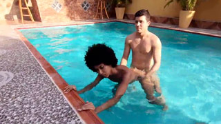 Colombiana negra cogida en la alberca por su vecino mirón. Janeth Black