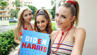 Tres zorritas van de casa en casa haciendo campaña para las elecciones