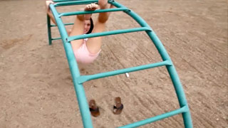 MaryJane Johnson se la pasa como una niña en los columpios