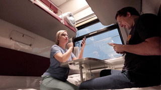 Pareja amateur echando pasión en el tren. Andre Love