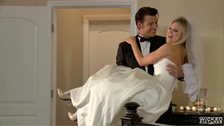 Momento Perfecto - Escena 4. Recién casados probando sus juguetes sexuales - Image 2