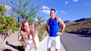 Deportista tetona se siente atraída por su entrenador y deja que se venga adentro