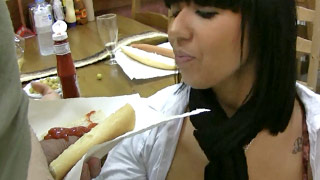 Brasileña tetona prueba El Frankfurt con catsup en una hamburguesería española
