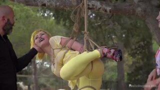 Nerea Falco humillada colgada de un árbol