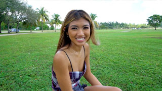 La guapa asiática Clara Trinity disfruta de una gran verga blanca