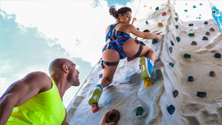 El instructor de escalada se pone caliente al ver el trasero de su alumna