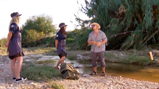 Dos chavas polis abusan de un pescador. Lucia Nieto y Mar Punch
