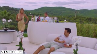 Esposa le pone los cuernos a su marido con un chavo. Venera