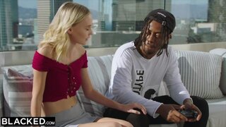 Rubia súper delgada se mete un vergón negro en su rajita. Alicia Williams