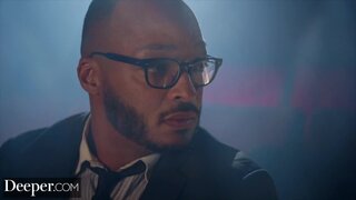 Cecilia Lion se coge a un desconocido en la sala del cine mientras su novio observa