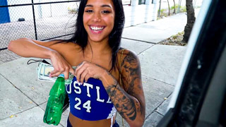 La colombiana Camila Cortez tiene sexo en la troca a cambio de dinero