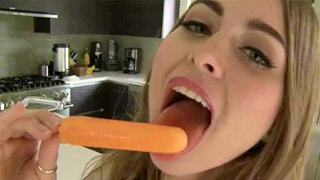 Riley Reid chupa una paleta helada y una verga enorme
