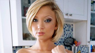 Rubia de ojos claros echando un palito por el trasero como una campeona. Kota Sky