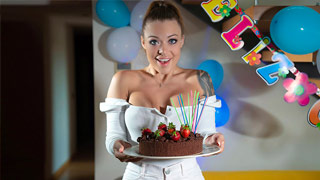 MILF de ojotes grandes y claros celebra su cumpleaños. Misha Maver